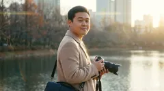 ภาพผู้ชาย ถือกล้อง